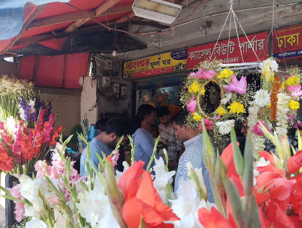 আজ বিশ্ব ভালোবাসা দিবস। একই দিনে প্রকৃতিতে ঋতুরাজ বসন্তের আগমন। এমন দিনে প্রিয় মানুষকে শুভেচ্ছা জানাতে ফুলের দোকানে ভিড় করছে নানা বয়সের মানুষ। চাহিদার শীর্ষে থাকা গোলাপ মানভেদে প্রতিটি বিক্রি হচ্ছে ২০ থেকে ৫০ টাকায়। গাড়িখানা এলাকা, যশোর, ১৪ ফেব্রুয়ারি। ছবি: জাহিদ হাসান