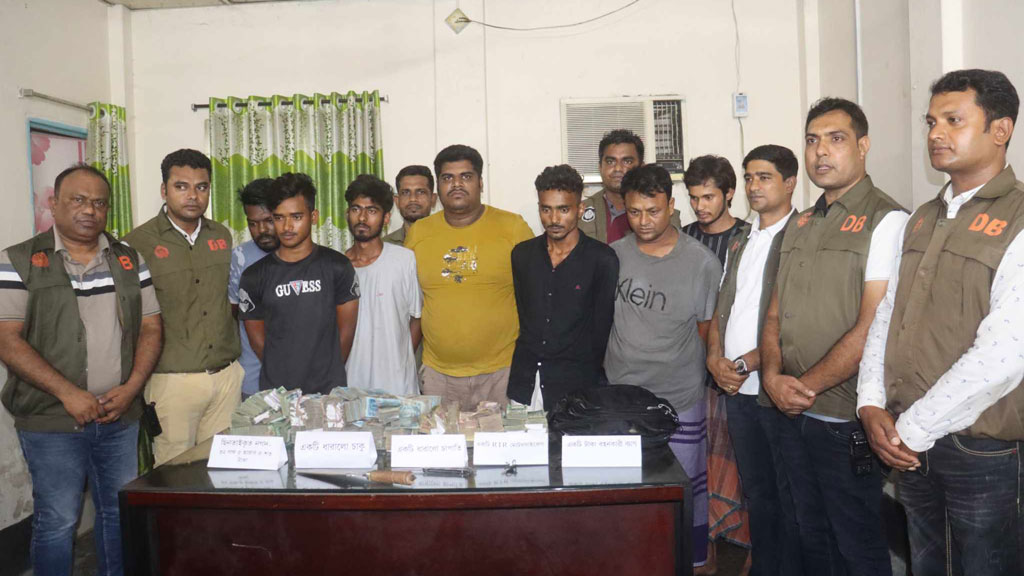 টাকা আত্মসাতের জন্য ছিনতাইয়ের নাটক প্রাইভেট কারচালকের, গ্রেপ্তার ৭