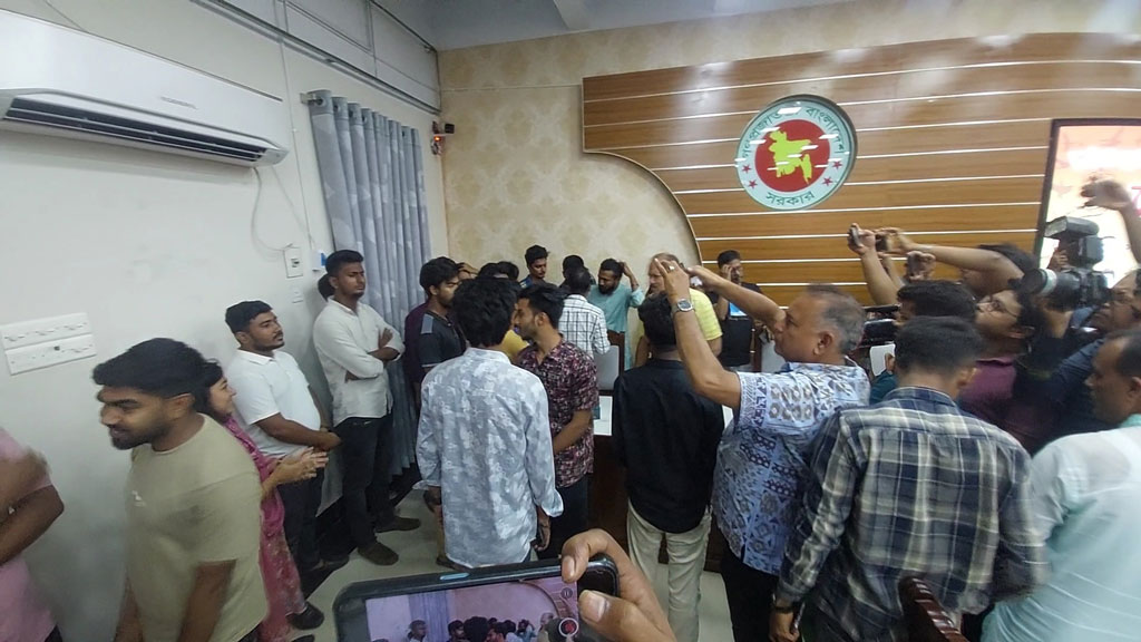 যশোরে গণ-অভ্যুত্থানে আহতদের অনুদানের চেক বিতরণ অনুষ্ঠানে হট্টগোল