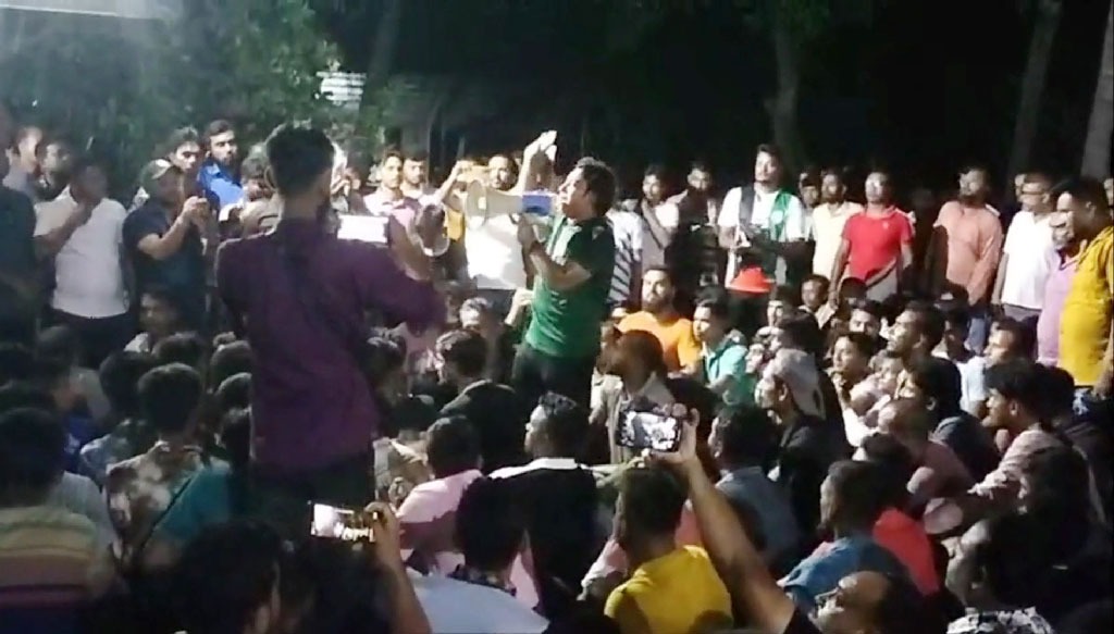 কৃষক দল নেতা হত্যা মামলায় আসামি ২ যুবদল নেতা, নাম প্রত্যাহারের দাবিতে থানা ঘেরাও