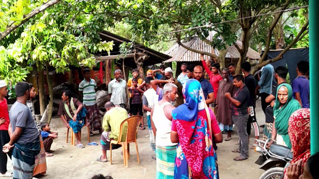 যশোরের মনিরামপুরে বিএনপি ও যুবদলের দুই নেতার বাড়িতে কাফনের কাপড়, দা, চিরকুটসহ দাফনের বিভিন্ন জিনিস পাওয়ার খবরে এলাকাবাসী ভিড় করেন। ছবি: আজকের পত্রিকা