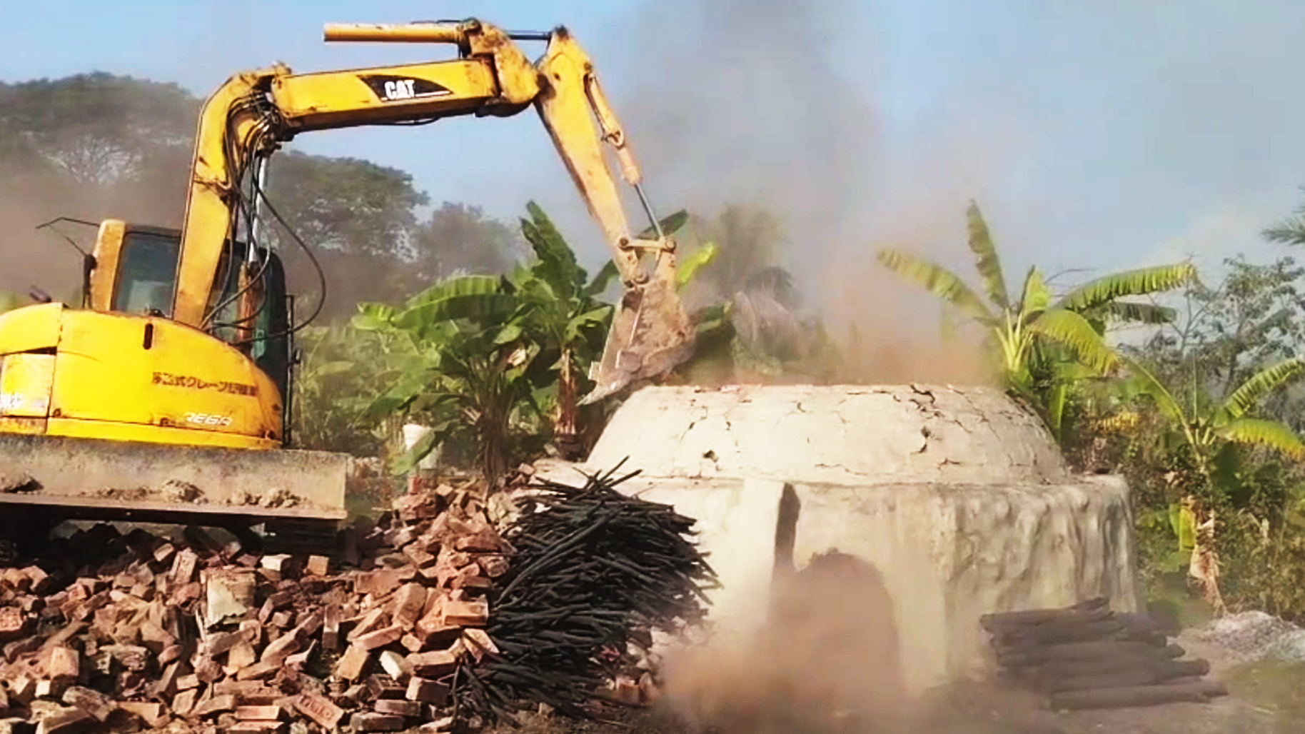 যশোরে গুঁড়িয়ে দেওয়া হলো ৭৪টি অবৈধ কয়লার চুল্লি
