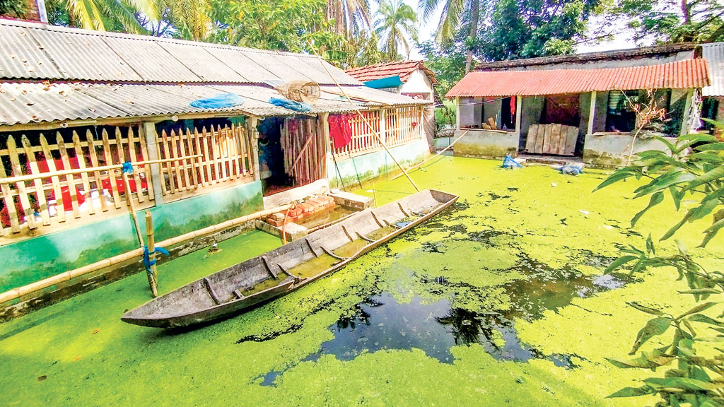 শীতেও পানিবন্দী চার লাখ মানুষ