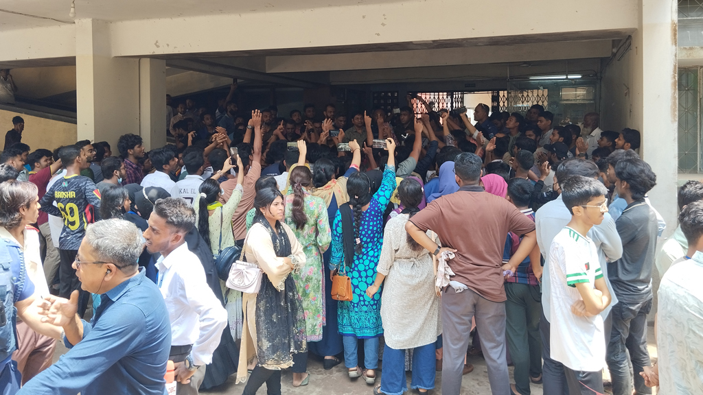 যশোর শিক্ষা বোর্ড ও ডিসি কার্যালয়ের সামনে শিক্ষার্থীদের বিক্ষোভ, স্মারকলিপি