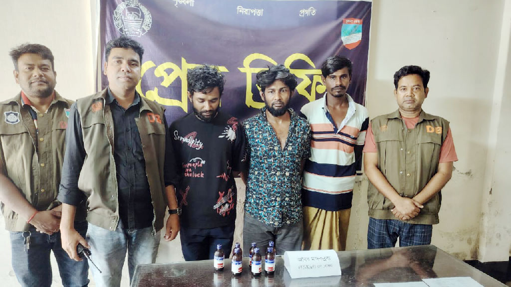 যশোরে ৩০ মামলা আসামি ‘বড় রুবেল’ ও সন্ত্রাসী ‘গোল্ডেন ফিরোজ’ গ্রেপ্তার