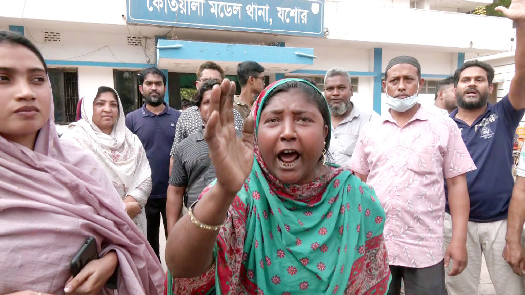 কোটি টাকা হাতিয়ে নেওয়ার অভিযোগে নারীকে ধরে থানায় সোপর্দ, বিক্ষোভ