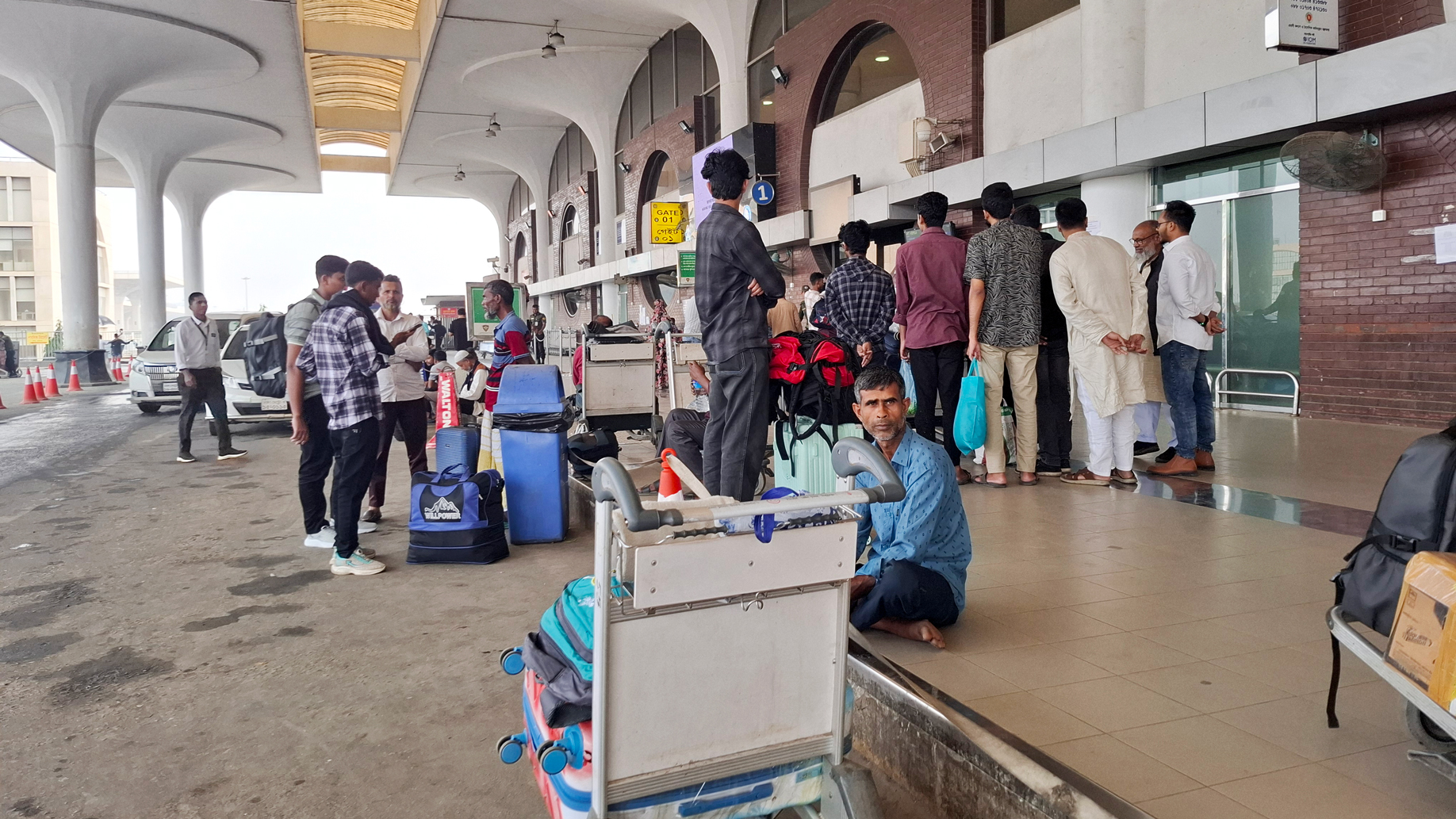 শাহজালাল বিমানবন্দরে উদ্বেগ–হতাশায় অপেক্ষা যাত্রীদের