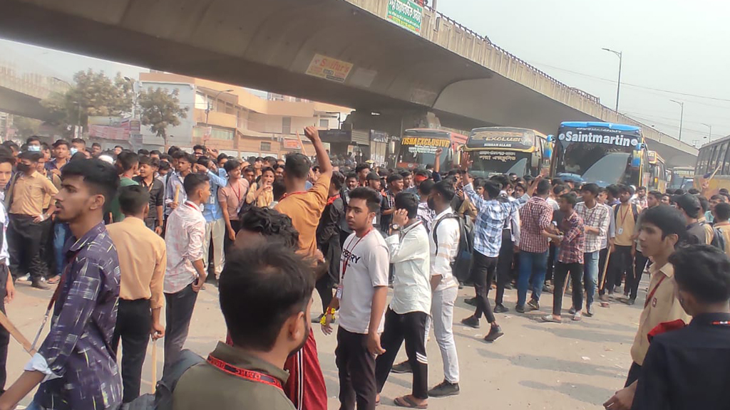 যাত্রাবাড়ীতে রিকশাচালকদের সঙ্গে পাল্টাপাল্টি ধাওয়া, আহত অন্তত ১৫