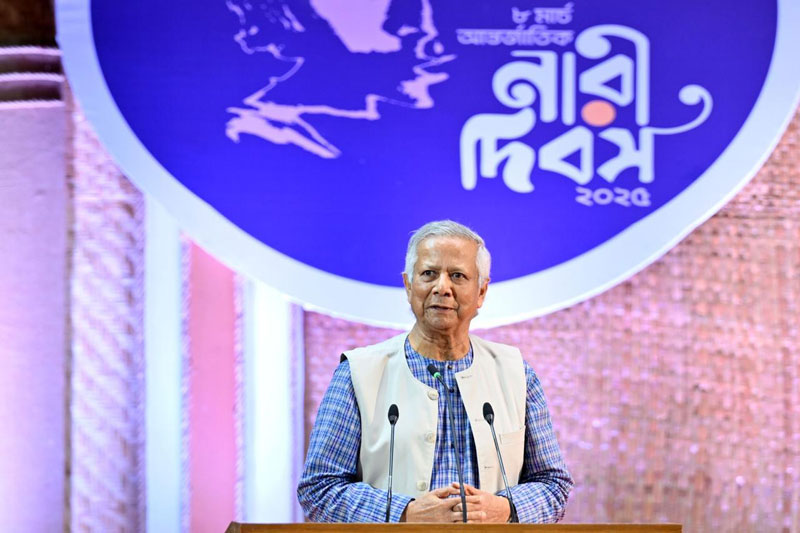 অদম্য নারী সম্মাননা অনুষ্ঠানে বক্তব্য দেন প্রধান উপদেষ্টা ড. মুহাম্মদ ইউনূস। ছবি: প্রেস উইং