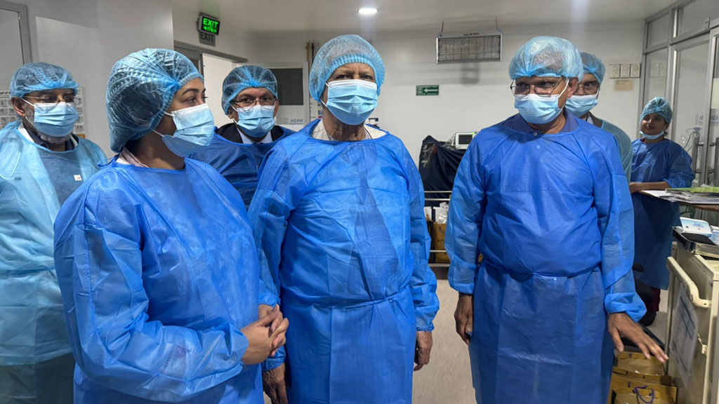 খালেদা জিয়াকে দেখতে হাসপাতালে প্রধান উপদেষ্টা