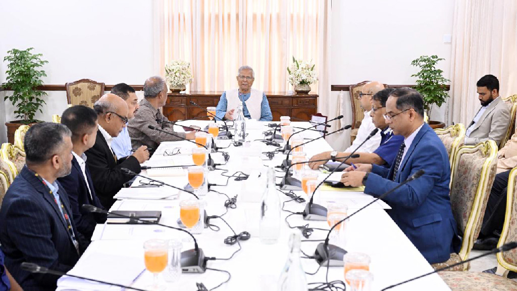 ডিসেম্বরের মধ্যে পর্যাপ্ত ‘বডি ওর্ন ক্যামেরা’ কিনতে প্রধান উপদেষ্টার নির্দেশ