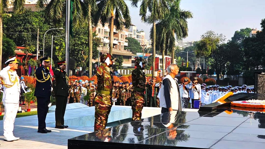 সশস্ত্র বাহিনী দিবসে শিখা অনির্বাণে রাষ্ট্রপতি ও প্রধান উপদেষ্টার শ্রদ্ধা