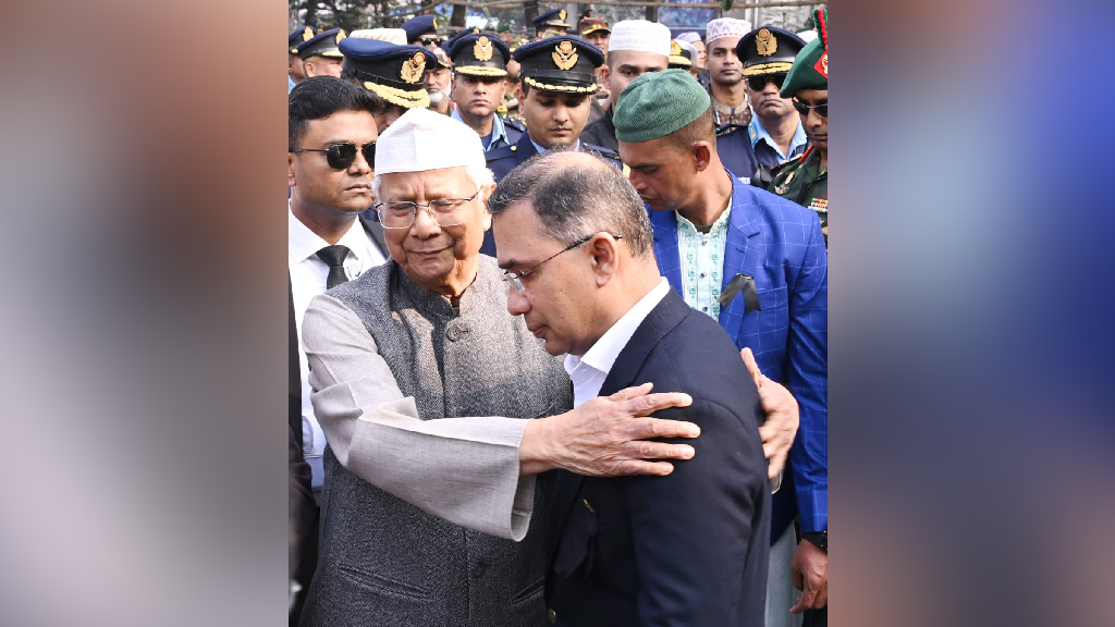 খালেদা জিয়ার জানাজায় তারেক রহমানকে সান্ত্বনা জানালেন প্রধান উপদেষ্টা