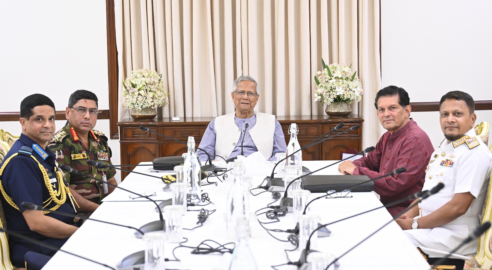 প্রধান উপদেষ্টার সঙ্গে তিন বাহিনীর প্রধানের সাক্ষাৎ, নির্বাচন প্রস্তুতি নিয়ে আলোচনা