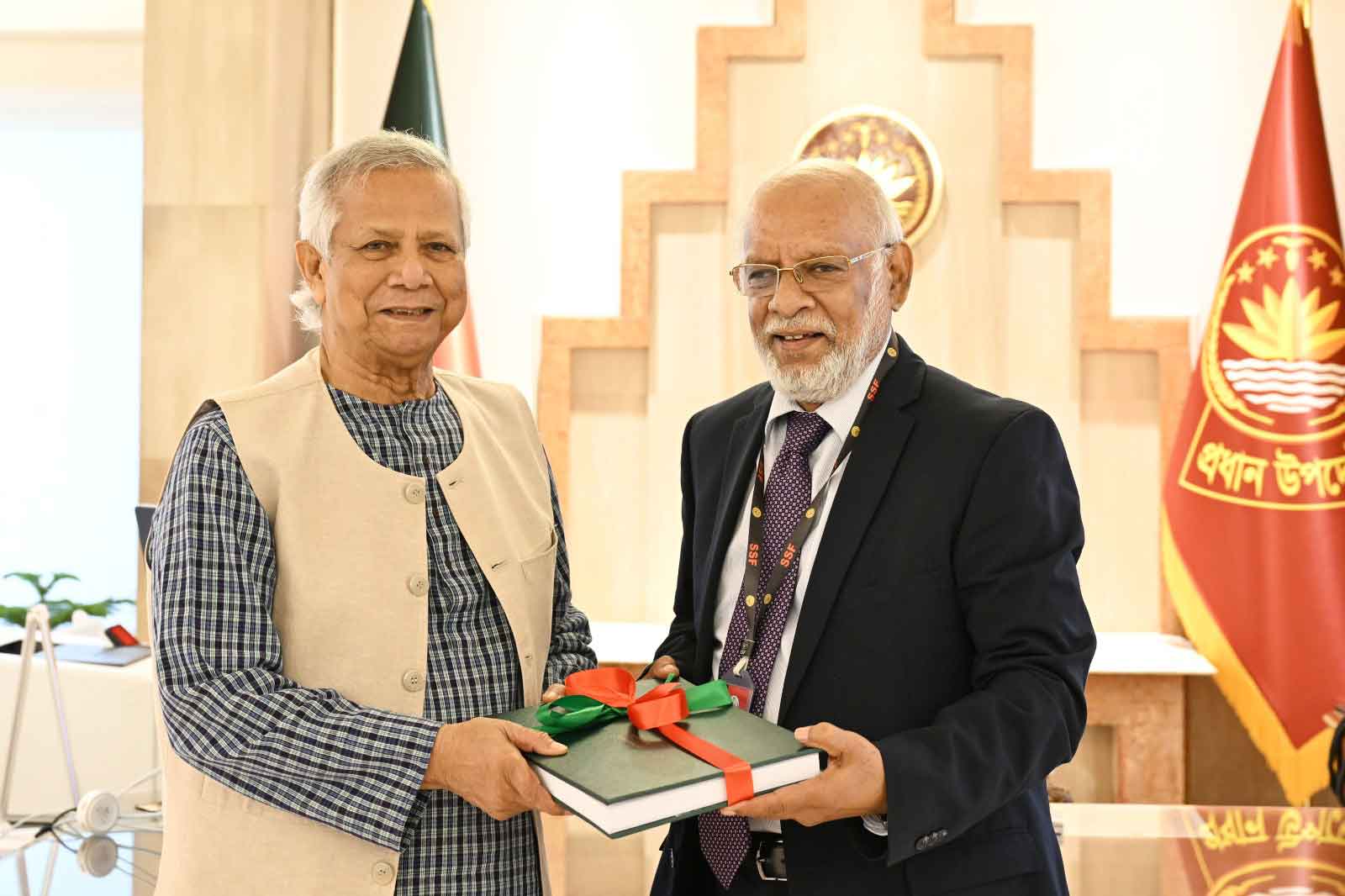 প্রধান উপদেষ্টাকে প্রতিবেদন দিলেন পদোন্নতি-বঞ্চিত অবসরপ্রাপ্ত সরকারি কর্মকর্তারা