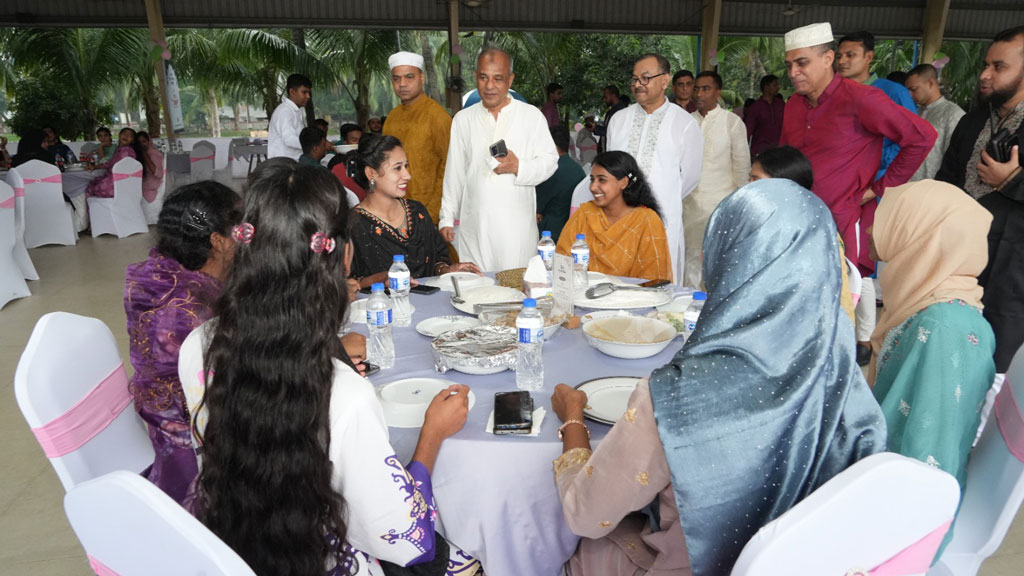 আইনশৃঙ্খলা রক্ষাকারী বাহিনীর সদস্যদের সঙ্গে স্বরাষ্ট্র উপদেষ্টার ঈদ শুভেচ্ছা বিনিময়