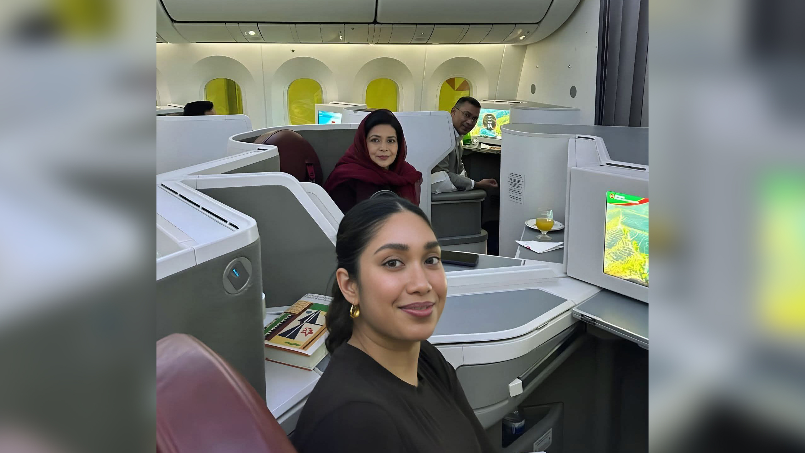 জাইমা রহমানের সেলফিতে যে বই নিয়ে আলোচনায় মেতেছে নেটিজেনরা