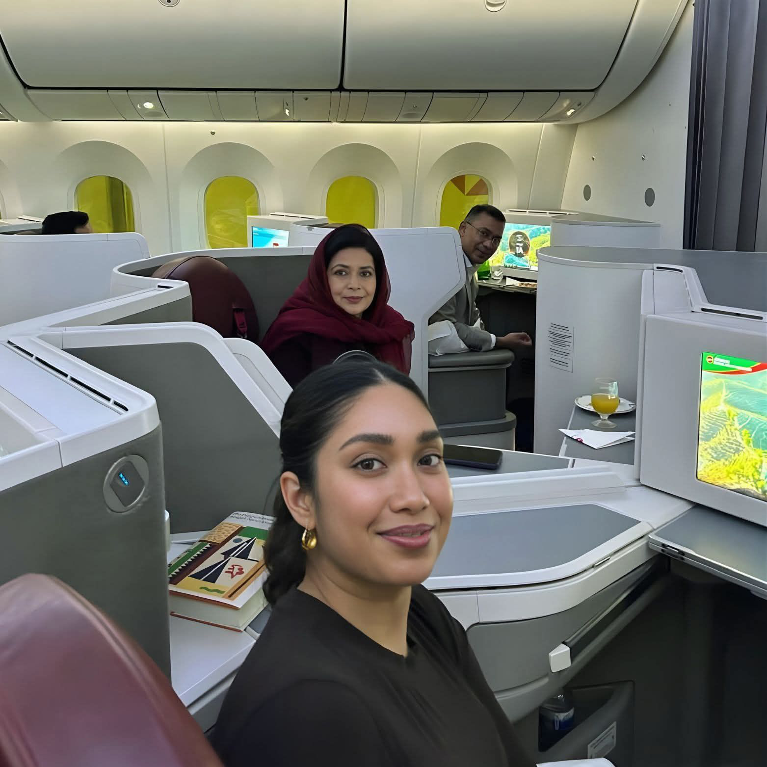 জাইমা রহমানের সেলফিতে দেখা যাচ্ছে ‘দ্য পেঙ্গুইন বুক অব বেঙ্গলি শর্ট স্টোরিজ’ বইটি। ছবি: ফেসবুক