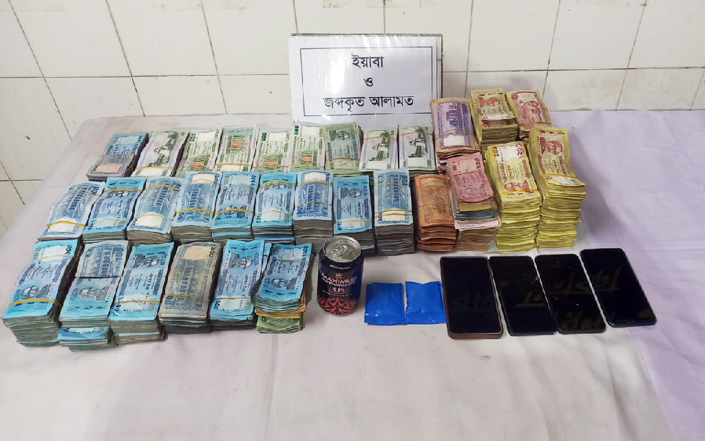 যাত্রাবাড়ীতে ৩৪ লাখ টাকা ও মাদকসহ ২ কারবারি গ্রেপ্তার