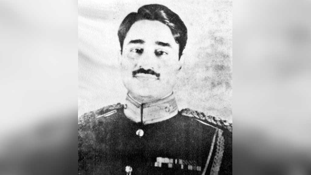 মঞ্জুর নিজের কাঁধ থেকে ব্যাজ খুলে ফেললেন, স্টার্ট নিল গাড়িটা