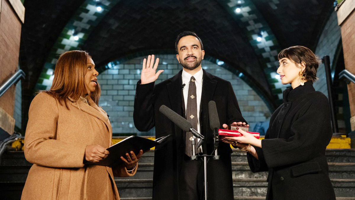 কোরআন ছুঁয়ে নিউইয়র্কের মেয়র হিসেবে শপথ নিলেন জোহরান মামদানি