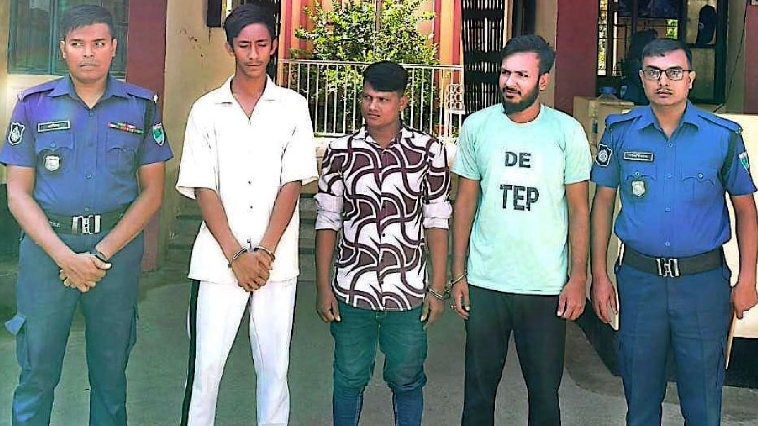 বান্ধবীকে নিয়ে ঘুরতে বেরিয়ে যুবককে মারধর করে চাঁদা দাবি, আটক ৩