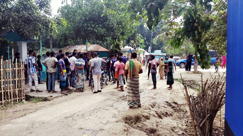 সীমান্তবর্তী প্রাগপুর ইউনিয়নের জামালপুর গ্রামে হামলা ও লুটের ঘটনা ঘটে। খবর পেয়ে পুলিশ ঘটনাস্থলে পৌঁছে। ছবি: আজকের পত্রিকা