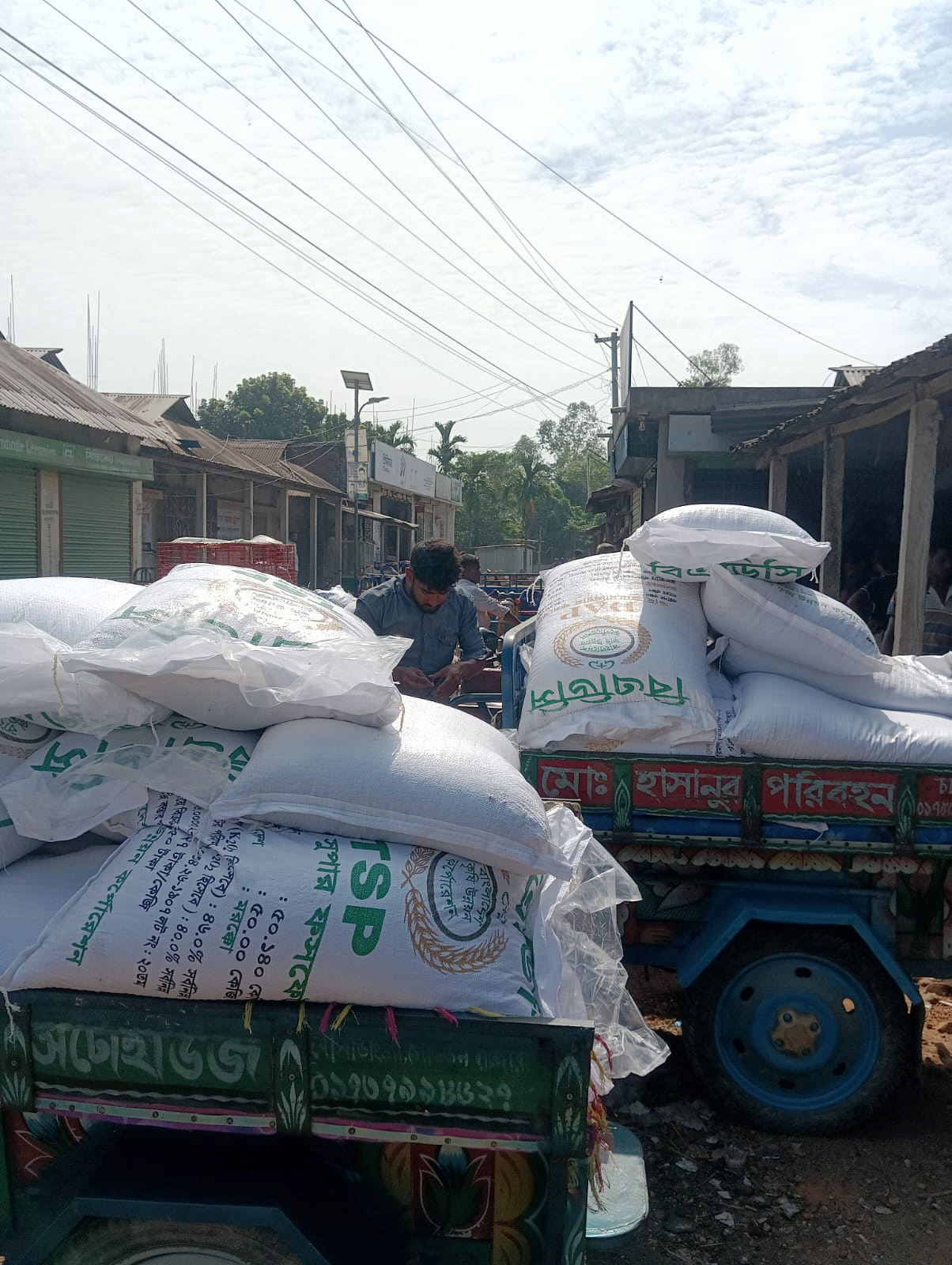 গাইবান্ধার সুন্দরগঞ্জে কর্মকর্তার উপস্থিতিতেই কৃত্রিম সংকট দেখিয়ে চড়া দামে সার বিক্রির অভিযোগ, মজুতে গরমিল