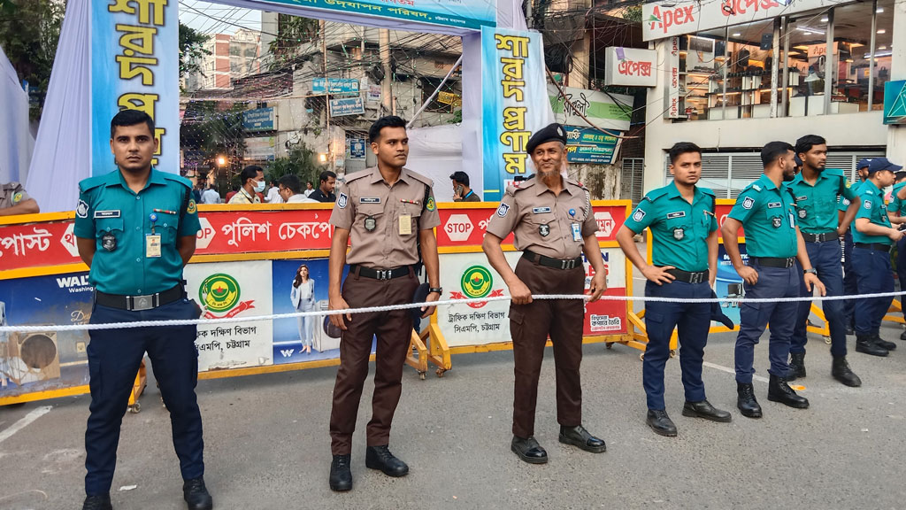 প্রধানমন্ত্রীর আগমন উপলক্ষে চট্টগ্রাম নগরীর রহমতগঞ্জ জে এম সেন হলের মুখের সড়কে নিরাপত্তা বাহিনীর অবস্থান। ছবি: আজকের পত্রিকা