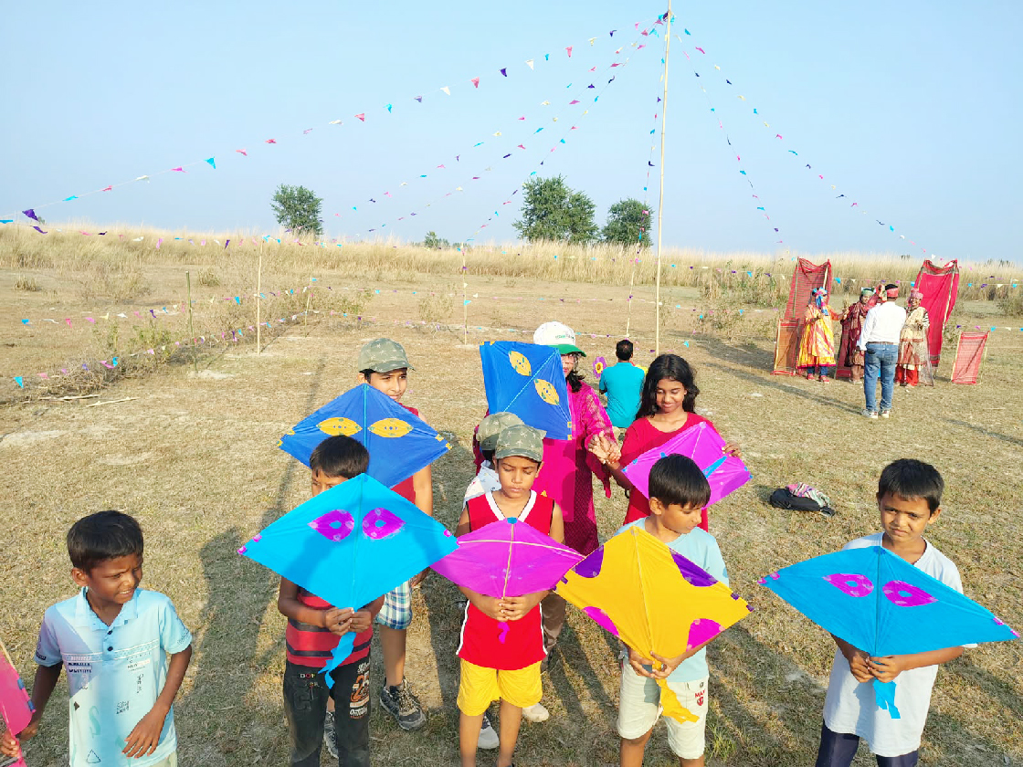 চর উৎসবে শিশুদের ঘুড়ি ওড়ানো। ছবি: সমধারার সৌজন্যে