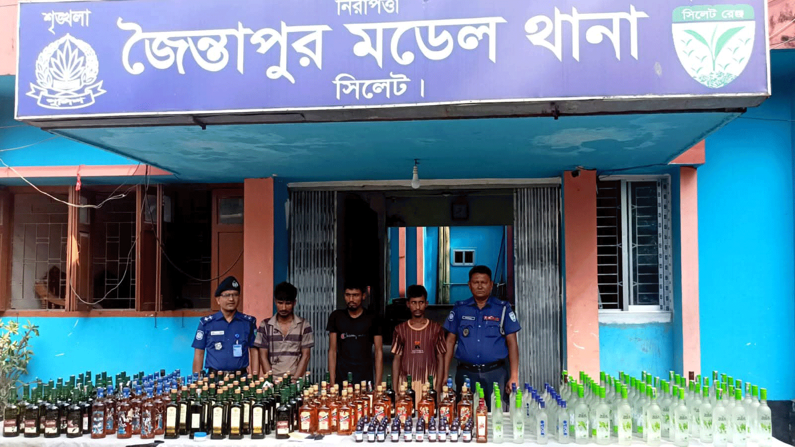 ট্রাকে কলাপাতার নিচে মিলল ৬৮৮ বোতল মদ-ফেনসিডিল ও ৪০০ পিস ইয়াবা, আটক ৩