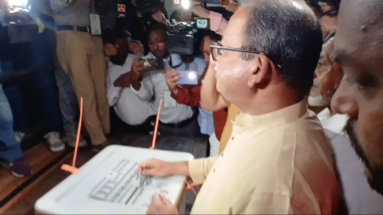 আজ বৃহস্পতিবার সকাল পৌনে ৯টার দিকে ঠাকুরগাঁও সরকারি বালিকা উচ্চবিদ্যালয় ভোটকেন্দ্রে ভোট দেন বিএনপির প্রার্থী মির্জা ফয়সল আমীন। ছবি: আজকের পত্রিকা