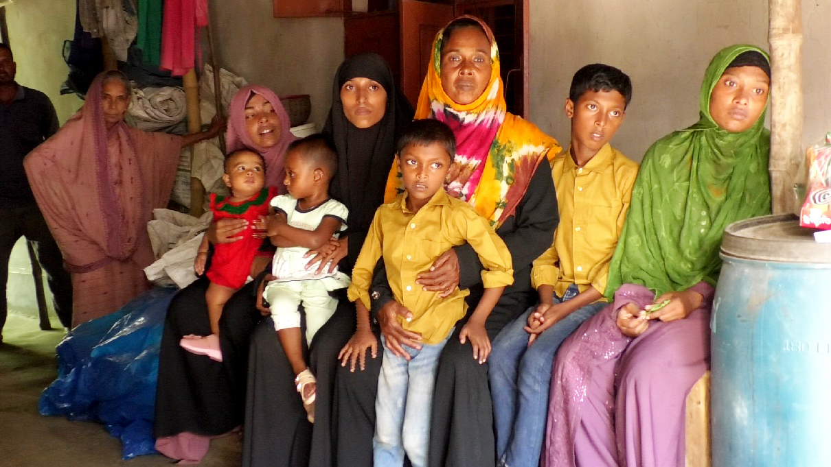 আত্রাইয়ের সাধনগর গ্রামে নিহত সাগর আলীর পরিবার। ছবি: আজকের পত্রিকা