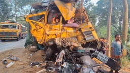নাটোরে বাস-ট্রাক সংঘর্ষ: নিহতের সংখ্যা বেড়ে ১৪, পরিচয় মিলল কয়েকজনের