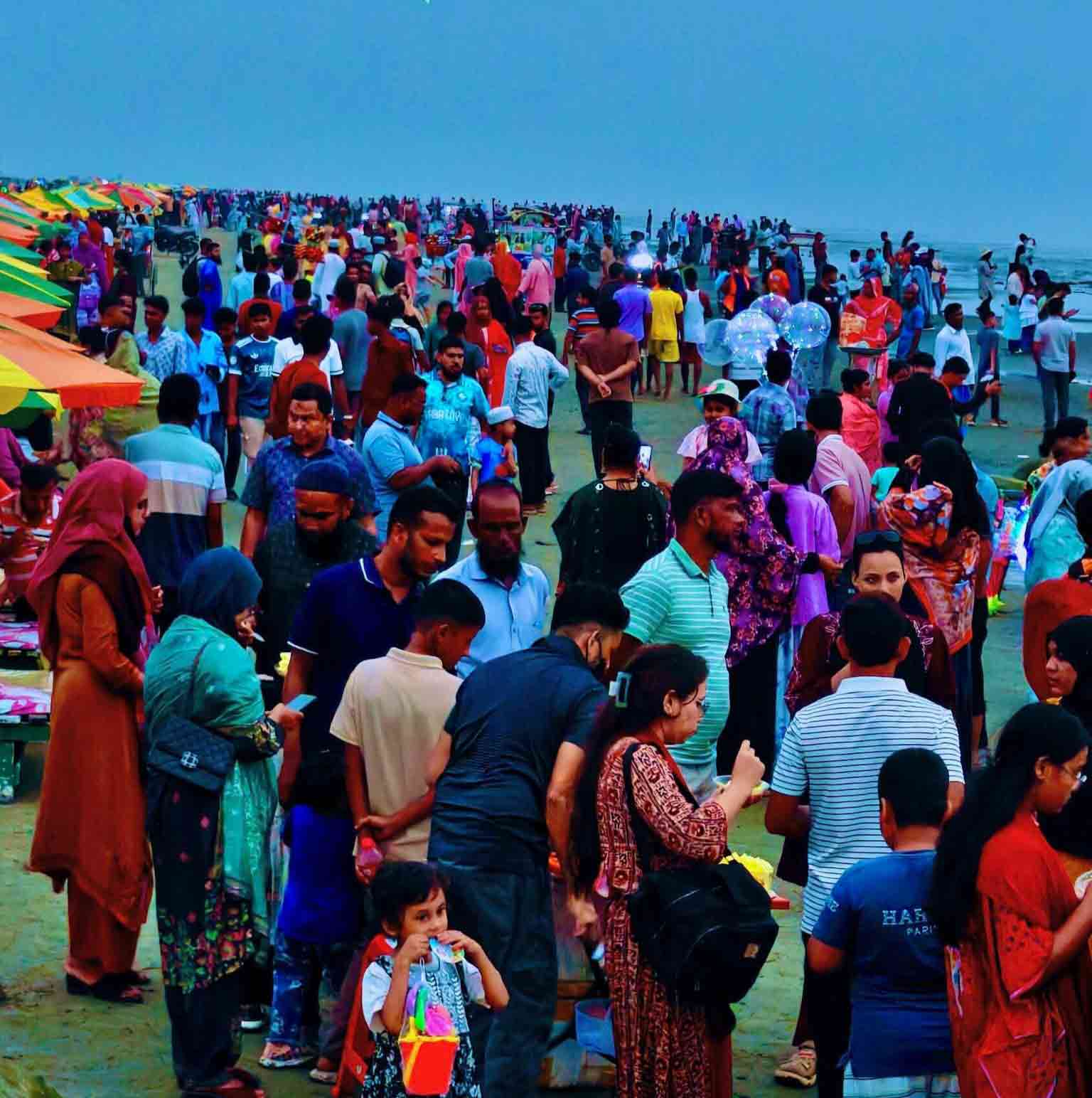 ঘুড়ি উৎসব ও চিত্রাঙ্কন প্রতিযোগিতাসহ নানা আয়োজনে চলছে পর্যটন কার্নিভ্যাল। গতকাল শুক্রবার বিকেলে কুয়াকাটা সৈকতে। ছবি: আজকের পত্রিকা