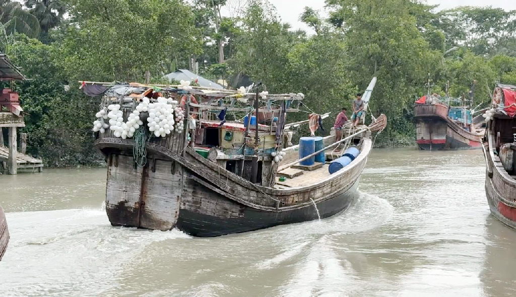নিষেধাজ্ঞা শেষে সাগরে গিয়েই বৈরী আবহাওয়ার মুখে পাথরঘাটার জেলেরা