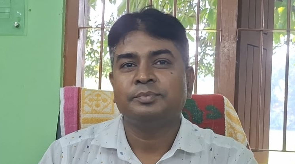 শিবালয়ে জেলেদের চাল বিতরণে অনিয়ম, প্রশ্ন করায় দুই সাংবাদিককে হেনস্তা