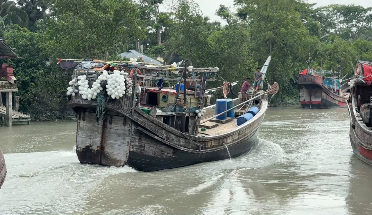 নিষেধাজ্ঞা শেষে মধ্যরাতেই ঘাট ছাড়ল পাথরঘাটার শত শত ট্রলার, ইলিশের আশায় সাগরে জেলেরা
