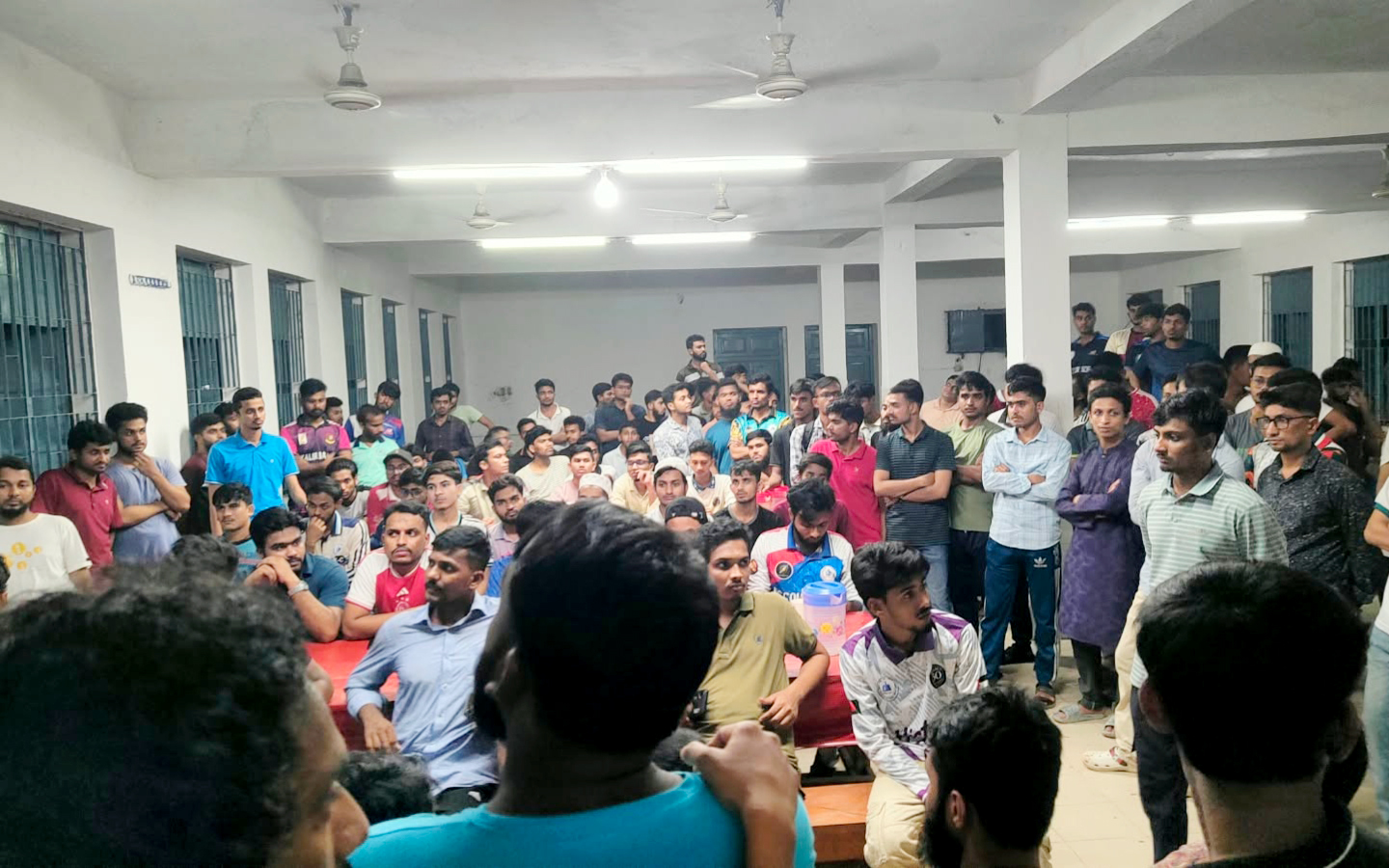 গতকাল বুধবার রাত পৌনে ১১টার দিকে বিএম কলেজের অশ্বিনীকুমার ছাত্রাবাসে শিক্ষার্থীদের সঙ্গে কলেজ শাখা ছাত্রদল নেতাদের বাগ্বিতণ্ডা হয়। ছবি: সংগৃহীত