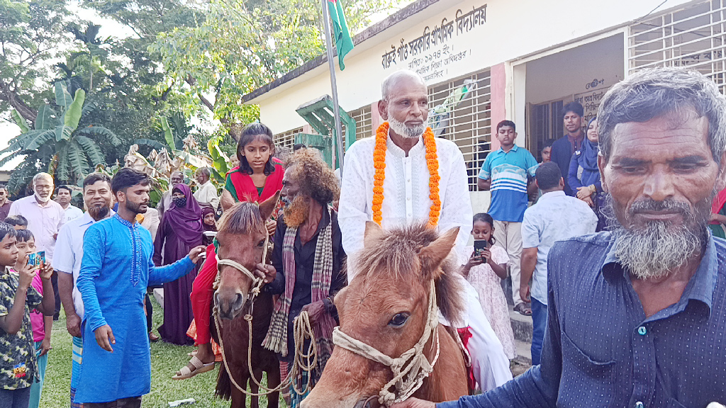 ময়মনসিংহের হালুয়াঘাটে ৩৯ বছরের শিক্ষকতা শেষে ঘোড়ায় চড়ে রাজকীয় বিদায় পেলেন প্রধান শিক্ষক মুনায়েম খান