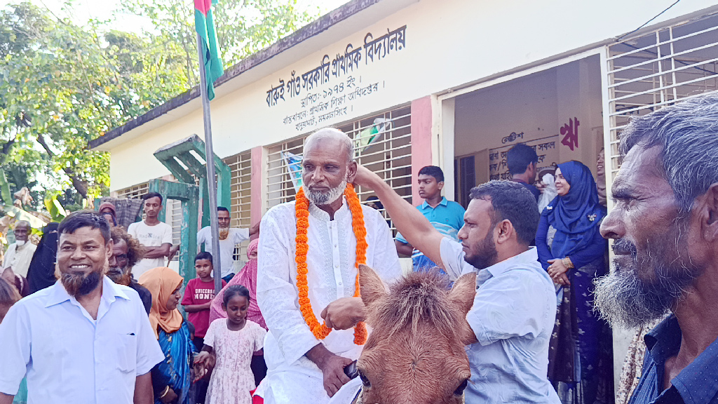 প্রধান শিক্ষক মো. মুনায়েম খানকে গতকাল ঘোড়ায় চড়িয়ে বিদায়ী সংবর্ধনা দেওয়া হয়। ছবি: আজকের পত্রিকা