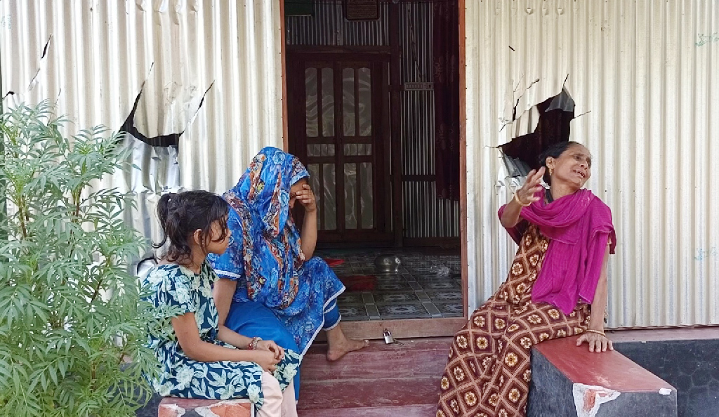 গত সোমবার থেকে আজ বুধবার দুপুর পর্যন্ত দফায় দফায় কয়েকটি বাড়িতে হামলা, ভাঙচু ও অগ্নিসংযোগ করা হয়। ছবি: আজকের পত্রিকা
