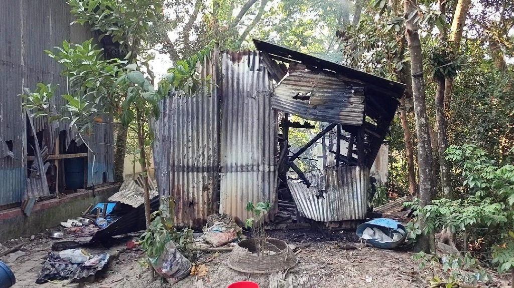 গত সোমবার থেকে আজ বুধবার দুপুর পর্যন্ত দফায় দফায় কয়েকটি বাড়িতে হামলা, ভাঙচু ও অগ্নিসংযোগ করা হয়। ছবি: আজকের পত্রিকা