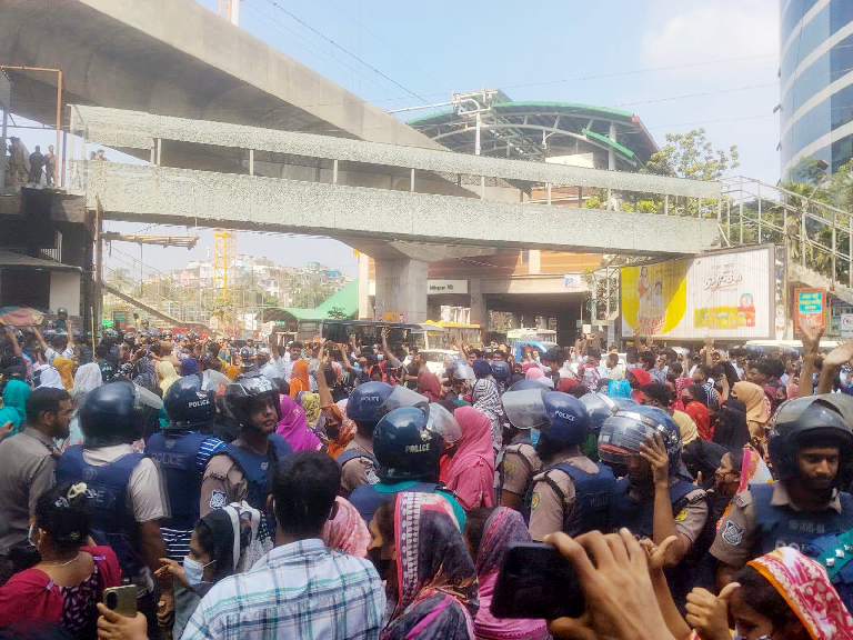 বেতন ন্যূনতম ৩০ হাজার টাকা করার দাবিতে রাজধানীর মিরপুর-১০ নম্বর গোলচত্বরে সড়ক অবরোধ করে বিক্ষোভ করছেন পোশাকশ্রমিকেরা। ছবি: ফেসবুক থেকে