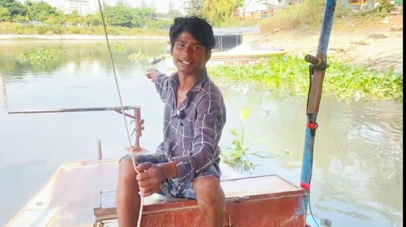 দুই বালক দৌড়ে এসে জানায় নদীতে লাশ ভাসছে। ছবি: আজকের পত্রিকা