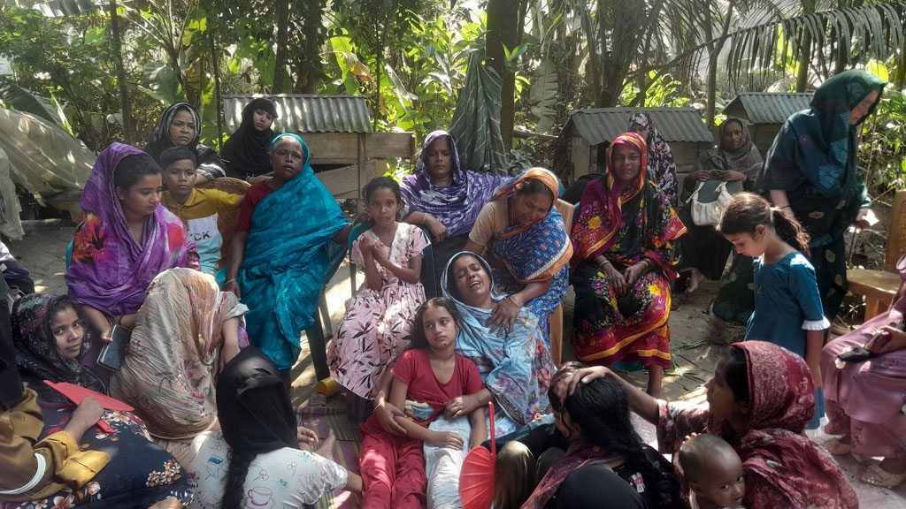 দুর্ঘটনার সংবাদ পেয়ে কান্নায় ভেঙে পড়েন নিহত শাহনাল মোল্যার স্ত্রী বিউটি বেগম। ছবি: আজকের পত্রিকা