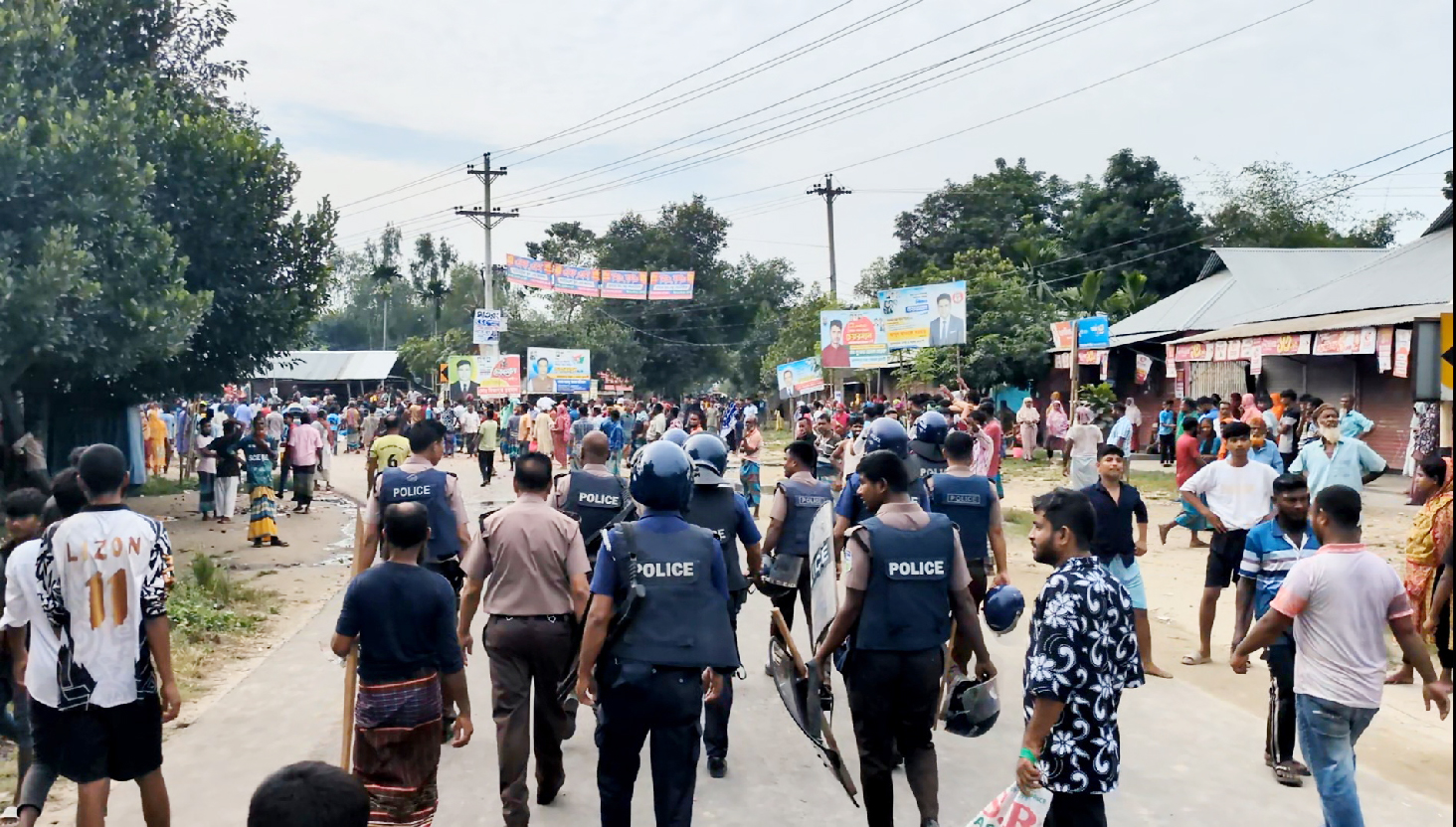 শনিবার সকালে শেরপুর সদরের ডাকপাড়া এলাকায় দুই গ্রামবাসীর মধ্যে সংঘর্ষে শেরপুর-জামালপুর সড়কে যান চলাচল বন্ধ হয়ে যায়। ছবি: আজকের পত্রিকা