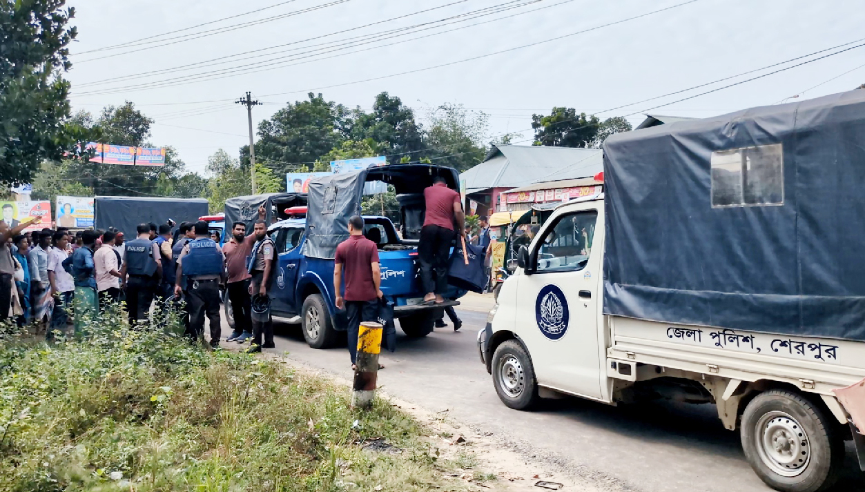 শনিবার সকালে শেরপুর সদরের ডাকপাড়া এলাকায় দুই গ্রামবাসীর মধ্যে সংঘর্ষে শেরপুর-জামালপুর সড়কে যান চলাচল বন্ধ হয়ে যায়। ছবি: আজকের পত্রিকা