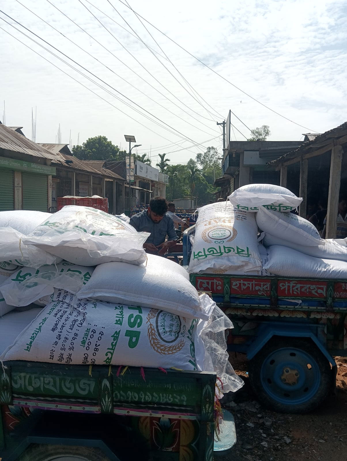 গাইবান্ধার সুন্দরগঞ্জে বস্তাপ্রতি ২০০ থেকে ৩০০ টাকা বেশি না দিলে মেলে না সার, কৃষকদের ক্ষোভ